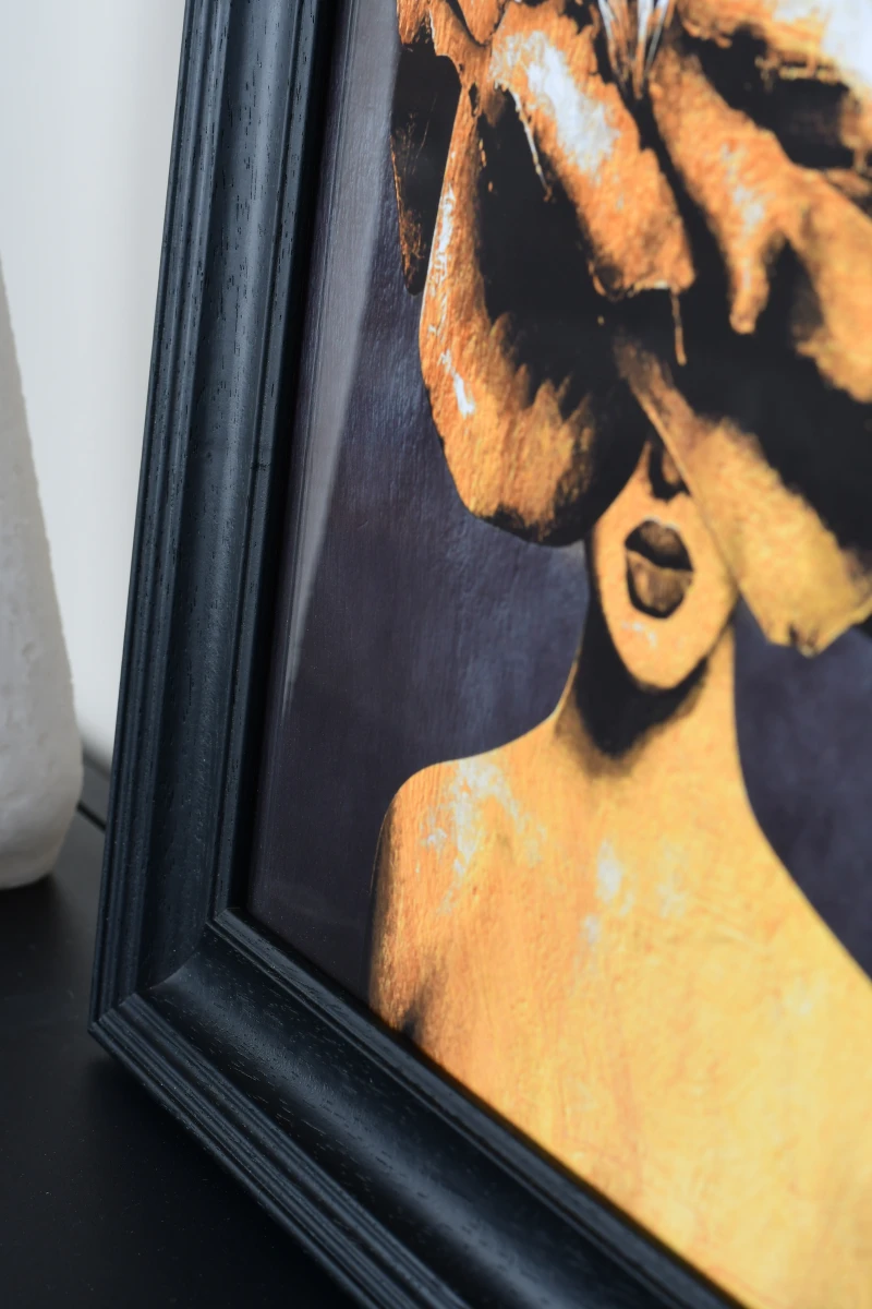 Découvre le cadre photo bois Isabella noir, parfait dans ce salon moderne. Admire ce gros plan élégant de MonCadrePréféré.