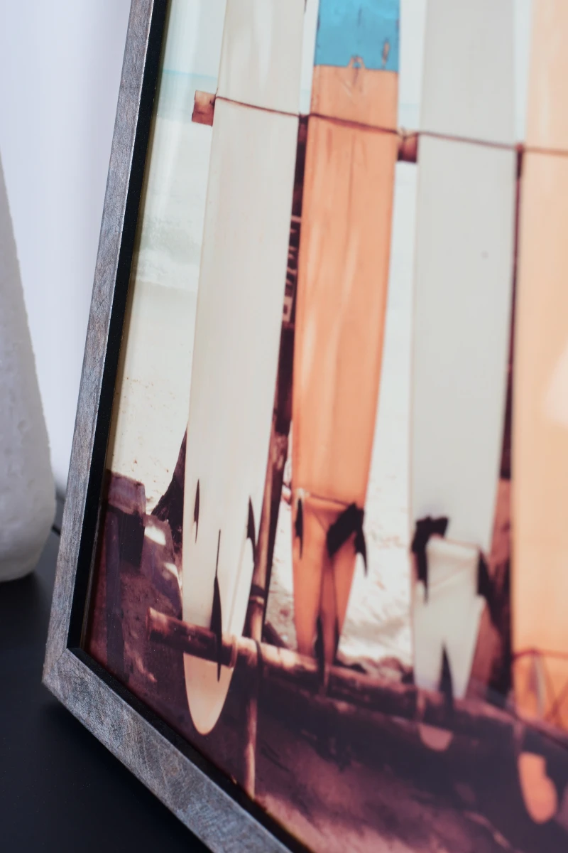Découvre le cadre photo en bois Romy anthracite de MonCadrePréféré, présenté en gros plan dans un salon moderne et chaleureux.