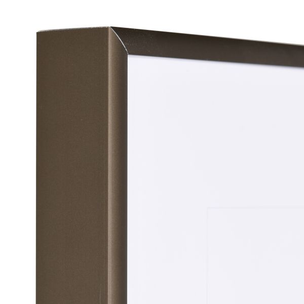 Découvre le détail d'angle de ton cadre aluminium Luca bronze, très stable. MonCadrePréféré utilise un système de connexion breveté.