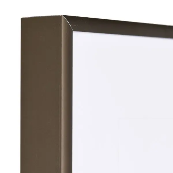 Découvre le détail d'angle de ton cadre aluminium Luca bronze, très stable. MonCadrePréféré utilise un système de connexion breveté.