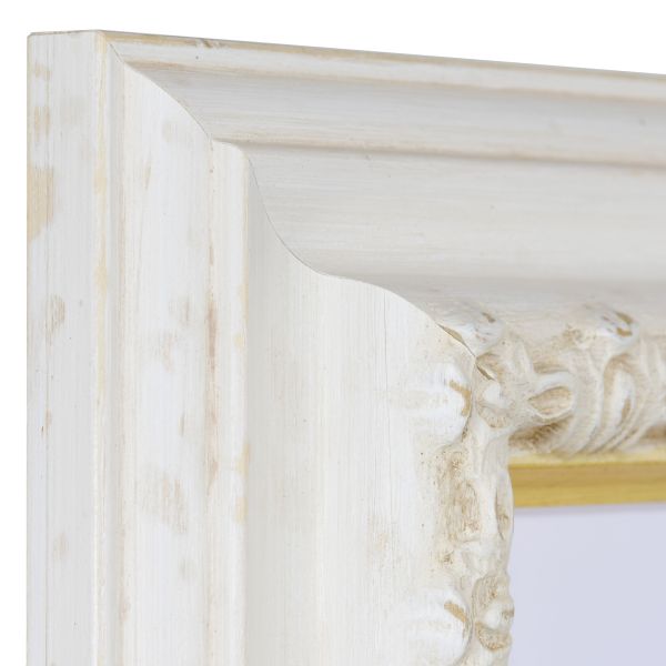 Aperçu du coin de ton cadre photo MonCadrePréféré en bois blanc. Fait main, sa moulure baroque apporte un charme royal.