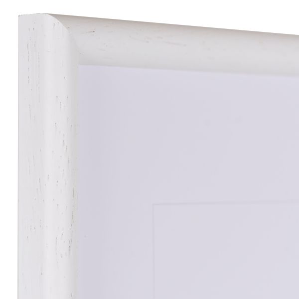 Vue du coin de ton cadre MonCadrePréféré en bois blanc classique à pores ouverts, avec son profil semi-rond fin.