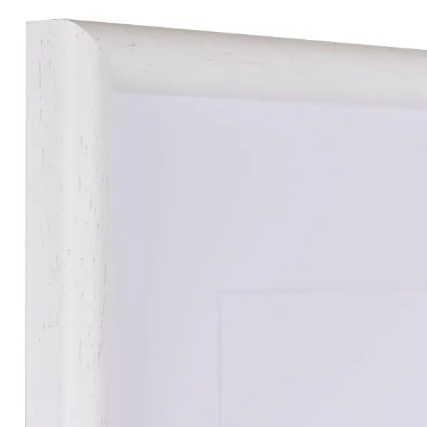Vue du coin de ton cadre MonCadrePréféré en bois blanc classique à pores ouverts, avec son profil semi-rond fin.