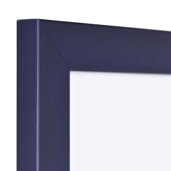 Vue de l'angle du cadre photo en bois Emma bleu de MonCadrePréféré : structure visible, surface lisse et profil anguleux, épuré.