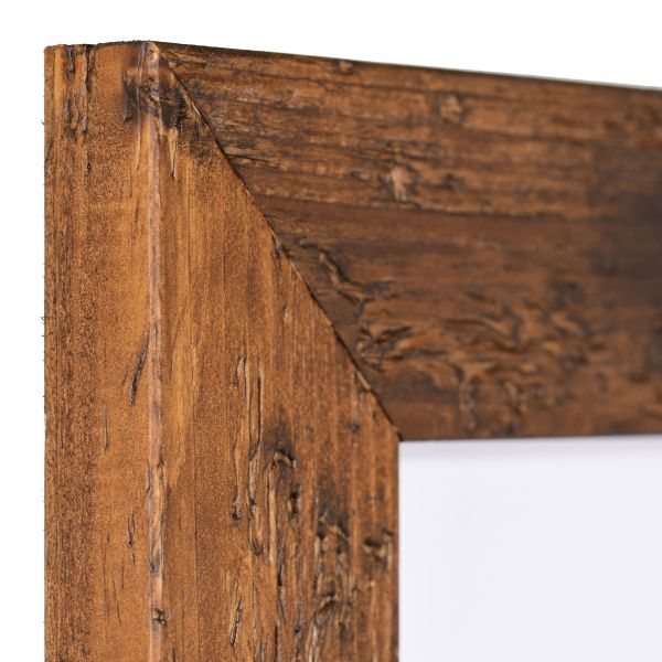 Découvre l'angle de ton cadre photo MonCadrePréféré en bois marron rustique, au profil plat rectangulaire et aspect vieilli.