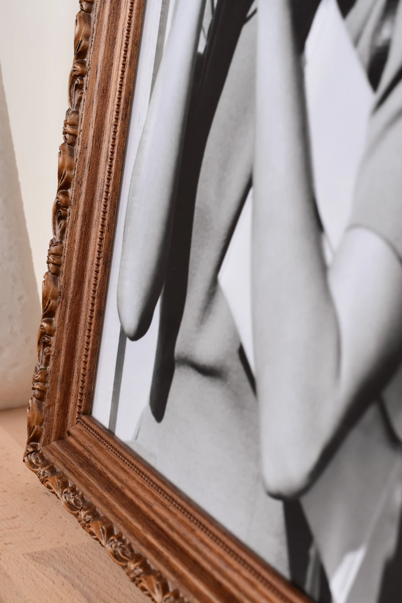 Cadre photo Irene en bois marron de MonCadrePréféré. Ce gros plan dans un intérieur chaleureux t'inspire à embellir tes murs. Idéal pour tes souvenirs.