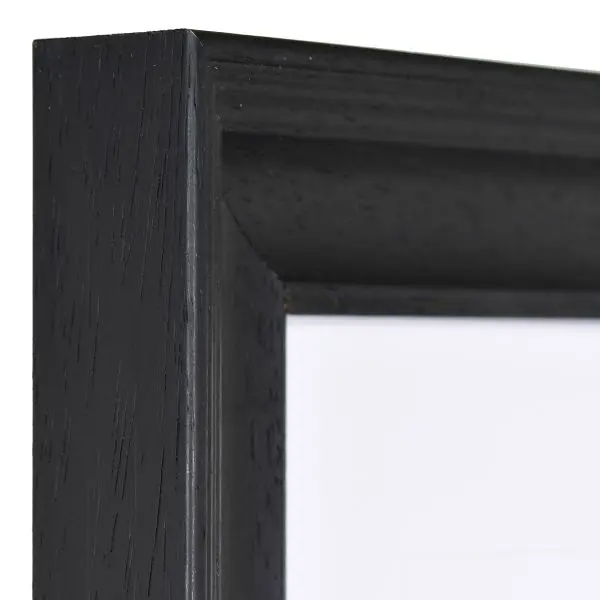Découvre en détail l'élégante jonction d'angle de ton cadre photo en bois Isabella noir, pour une touche raffinée de MonCadrePréféré.
