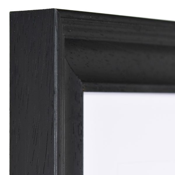 Découvre en détail l'élégante jonction d'angle de ton cadre photo en bois Isabella noir, pour une touche raffinée de MonCadrePréféré.