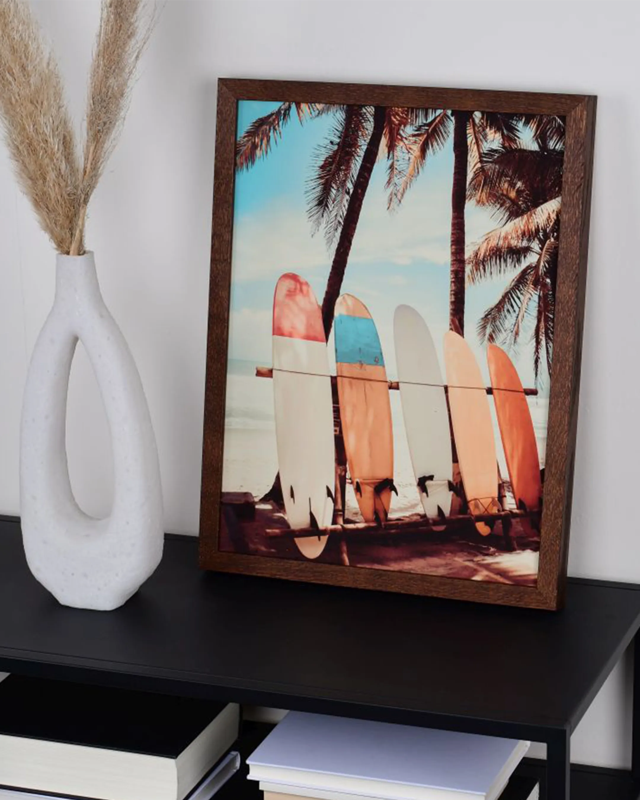 Cadre en bois Lara noyer dans un intérieur