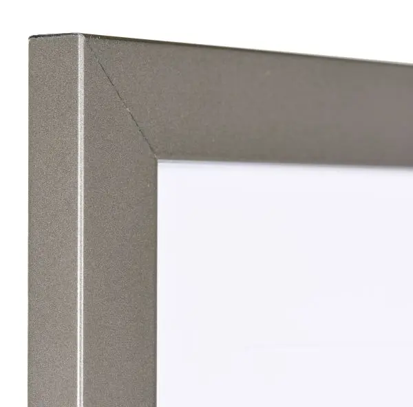 Regarde l'angle de ce cadre photo Emma platine de MonCadrePréféré. Bois visible, surface lisse et profil simple mais anguleux.