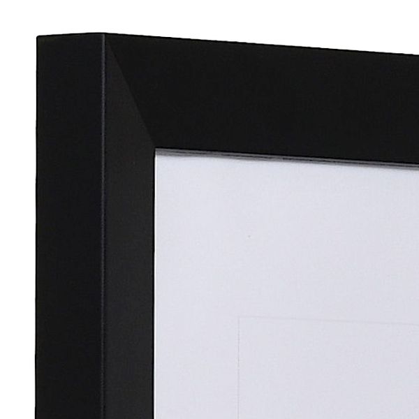 Visualise l'angle de ce cadre photo MonCadrePréféré en bois noir Nora, finition pores ouverts. Il inclut un passe-partout.