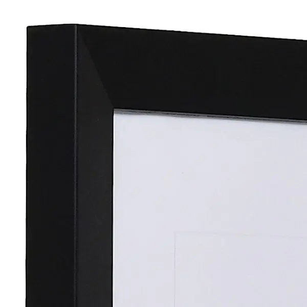 Visualise l'angle de ce cadre photo MonCadrePréféré en bois noir Nora, finition pores ouverts. Il inclut un passe-partout.