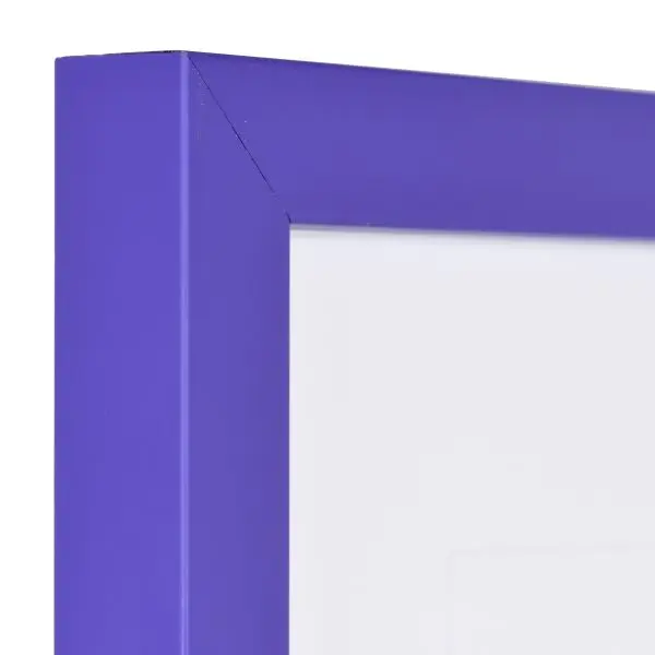 Découvre le coin de notre cadre photo lila MonCadrePréféré, avec sa surface lisse et fermée, au profil cubique.
