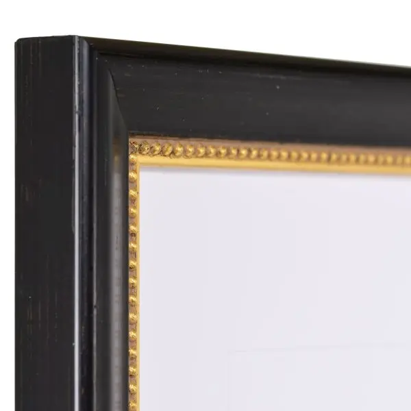 Admire l'angle de ce cadre en bois noir, avec son métal brossé main et sa moulure perlée sur le bord intérieur.