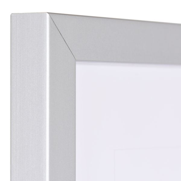Vue d'angle d'un cadre photo argenté en bois, avec surface lisse et profil cubique. Idéal pour tes images élégantes.