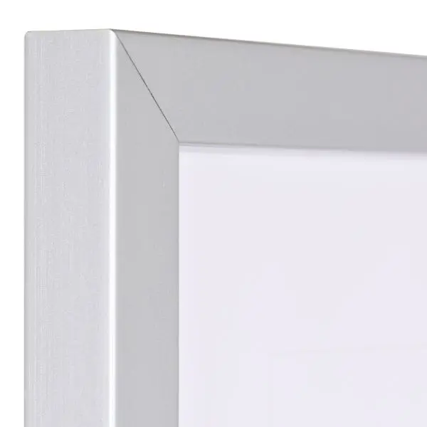 Vue d'angle d'un cadre photo argenté en bois, avec surface lisse et profil cubique. Idéal pour tes images élégantes.