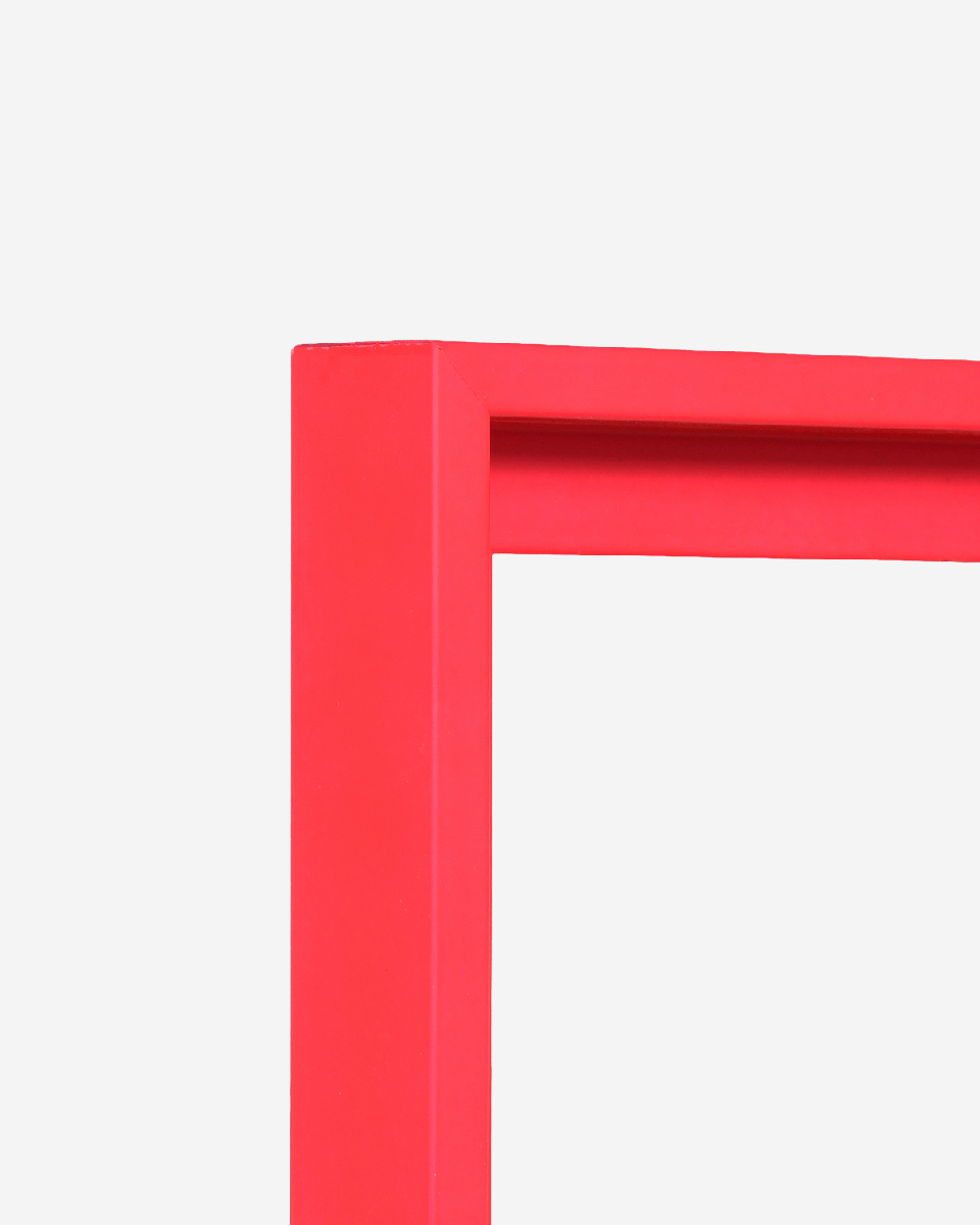 Vue de l’angle d’un cadre de type caisse américaine en rouge néon pour toiles.