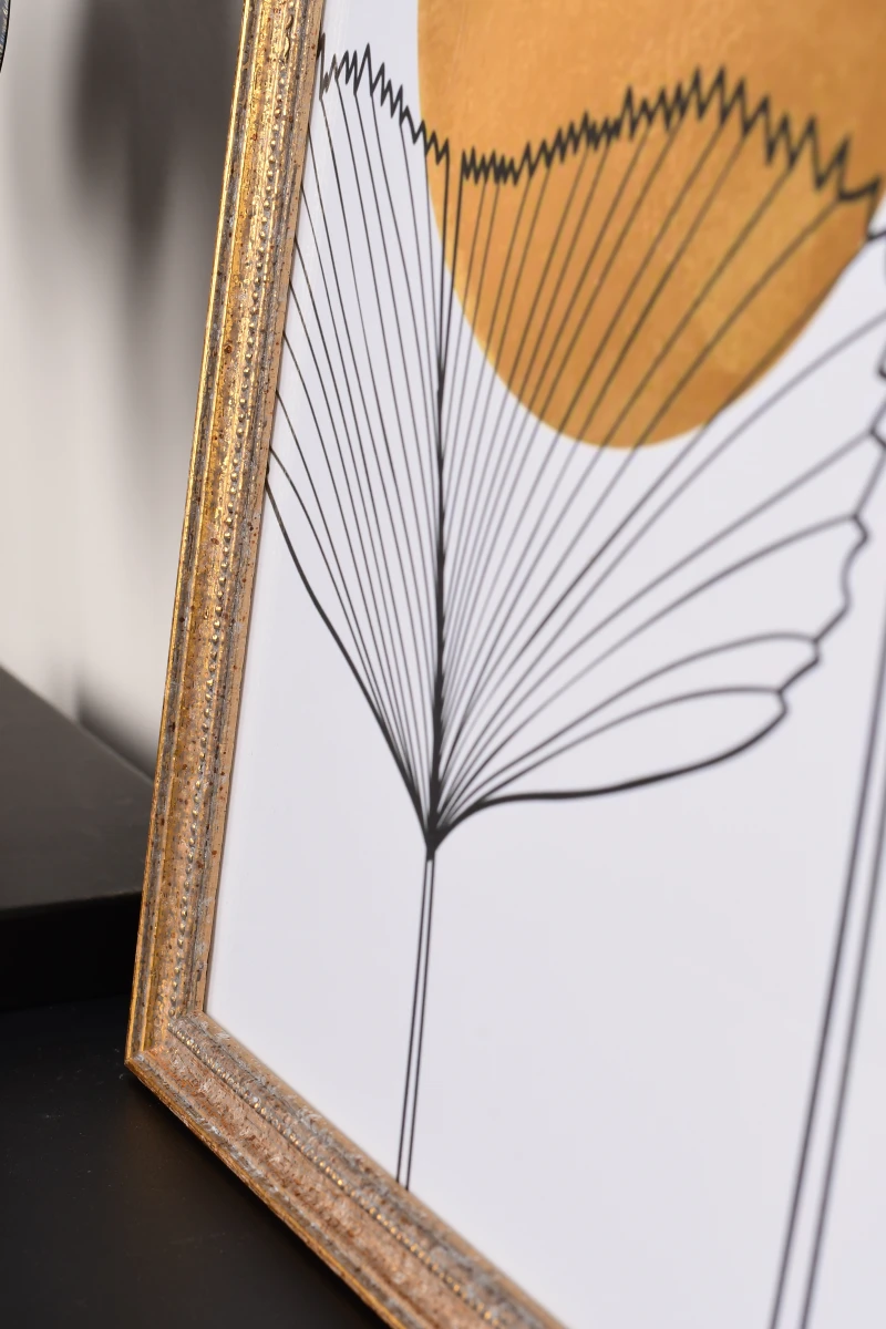 Découvre le cadre photo Naomi en bois or antique de MonCadrePréféré. Ce gros plan dans un intérieur t'inspire pour tes décorations murales.