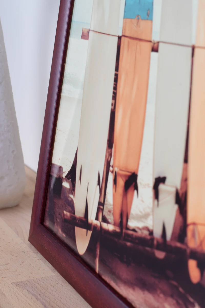 Gros plan du cadre photo en bois Greta rouge de MonCadrePréféré. Il s'intègre dans ton intérieur et met en valeur tes souvenirs.