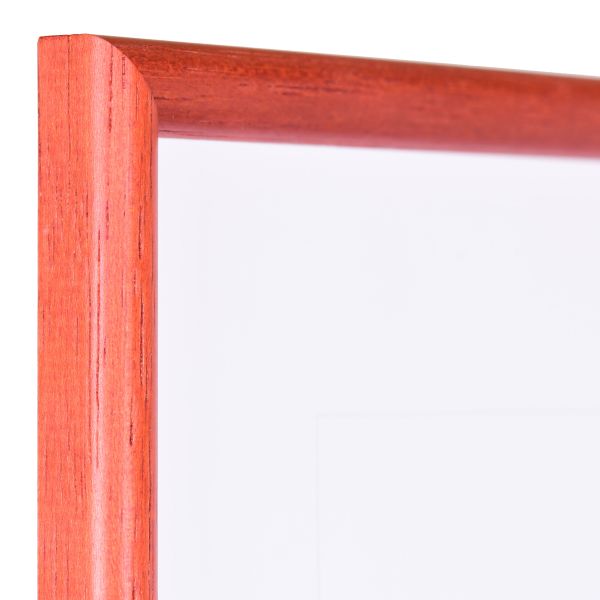 Vois l'angle de ce cadre photo MonCadrePréféré en bois rouge classique, pores ouverts, profil semi-rond étroit.