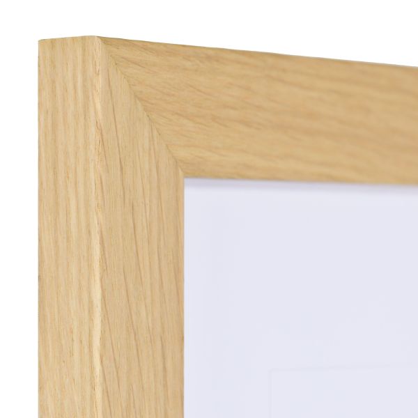Découvre la qualité artisanale de l'angle de ce cadre photo en bois de chêne naturel. Une finition parfaite pour tes souvenirs précieux.