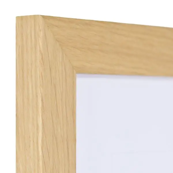 Découvre la qualité artisanale de l'angle de ce cadre photo en bois de chêne naturel. Une finition parfaite pour tes souvenirs précieux.