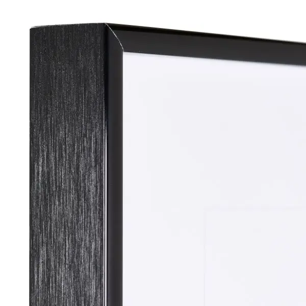 Regarde l'angle de ton cadre photo aluminium noir. Très stable grâce au système de connexion breveté. La qualité MonCadrePréféré t'attend.