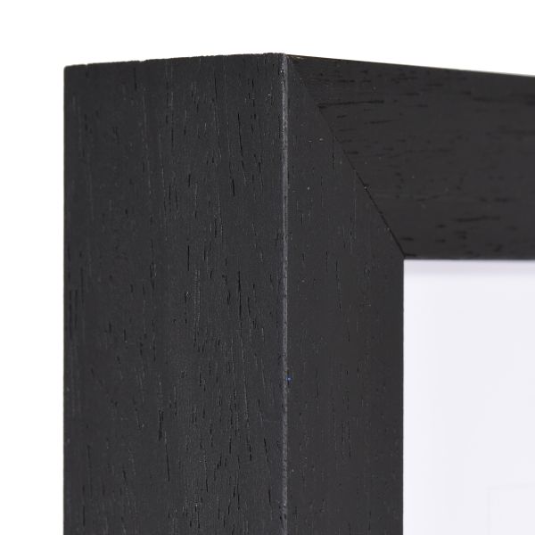 Apprécie l'angle de ton cadre photo en bois Linda noir, finition pores ouverts, parfait pour tes toiles et créations.