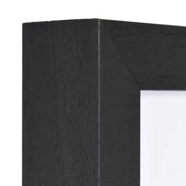 Apprécie l'angle de ton cadre photo en bois Linda noir, finition pores ouverts, parfait pour tes toiles et créations.