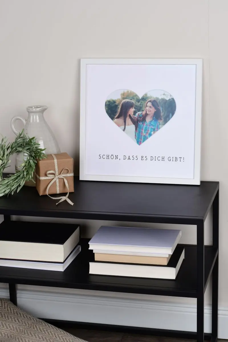 Cadre photo blanc 30x30 avec passe-partout cœur de MonCadrePréféré, parfait pour offrir et embellir ton intérieur.
