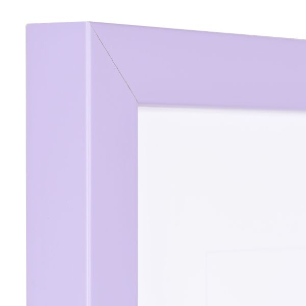 Découvre la vue détaillée de l'angle de ton cadre photo Paula en bois couleur lilas. Il présente une surface lisse et un profil cubique élégant, typique de MonCadrePréféré.