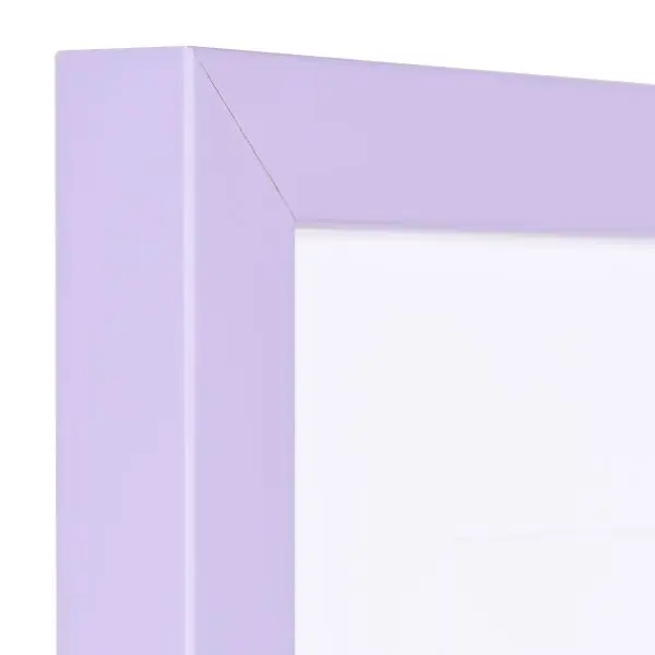 Découvre la vue détaillée de l'angle de ton cadre photo Paula en bois couleur lilas. Il présente une surface lisse et un profil cubique élégant, typique de MonCadrePréféré.