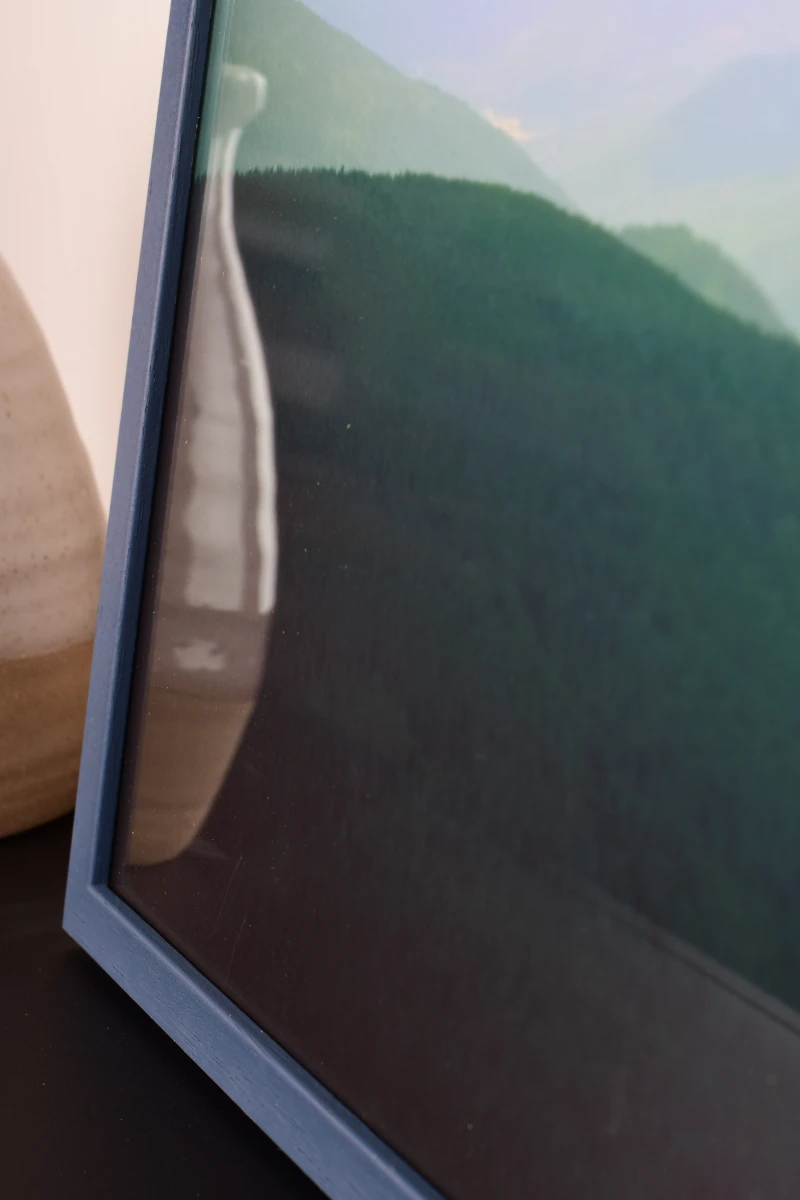 Le cadre photo en bois Nele bleu de MonCadrePréféré, présenté en gros plan. Vois comment il s'intègre parfaitement à ton intérieur chaleureux.