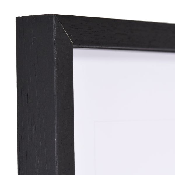 Vois l'élégance de MonCadrePréféré: un angle détaillé du cadre photo en bois Nele noir. Son profil fin est idéal pour tes photos.