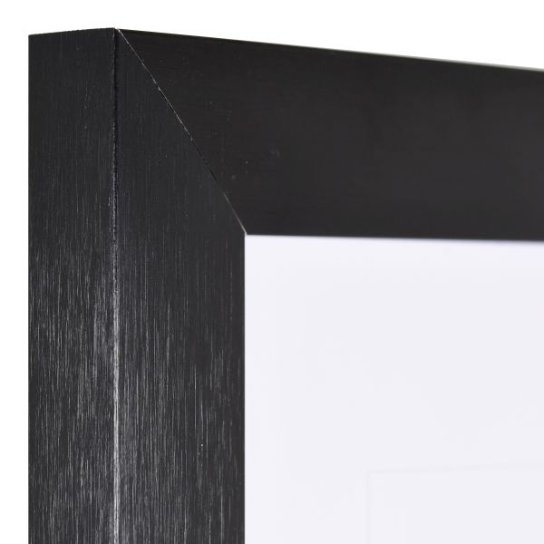 Découvre la qualité de MonCadrePréféré avec cette vue détaillée de l'angle d'un cadre photo en aluminium noir. Idéal pour tes photos et œuvres d'Sara, il mettra en valeur chaque instant que tu souhaites encadrer.