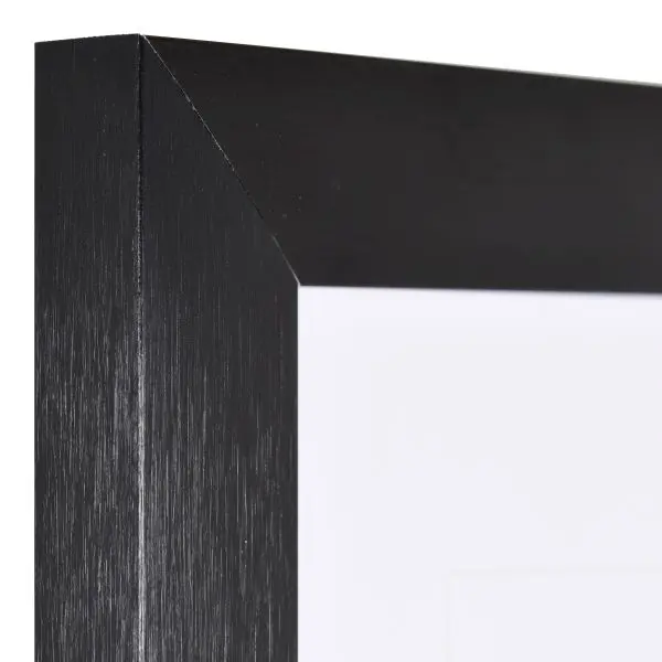 Découvre la qualité de MonCadrePréféré avec cette vue détaillée de l'angle d'un cadre photo en aluminium noir. Idéal pour tes photos et œuvres d'Sara, il mettra en valeur chaque instant que tu souhaites encadrer.