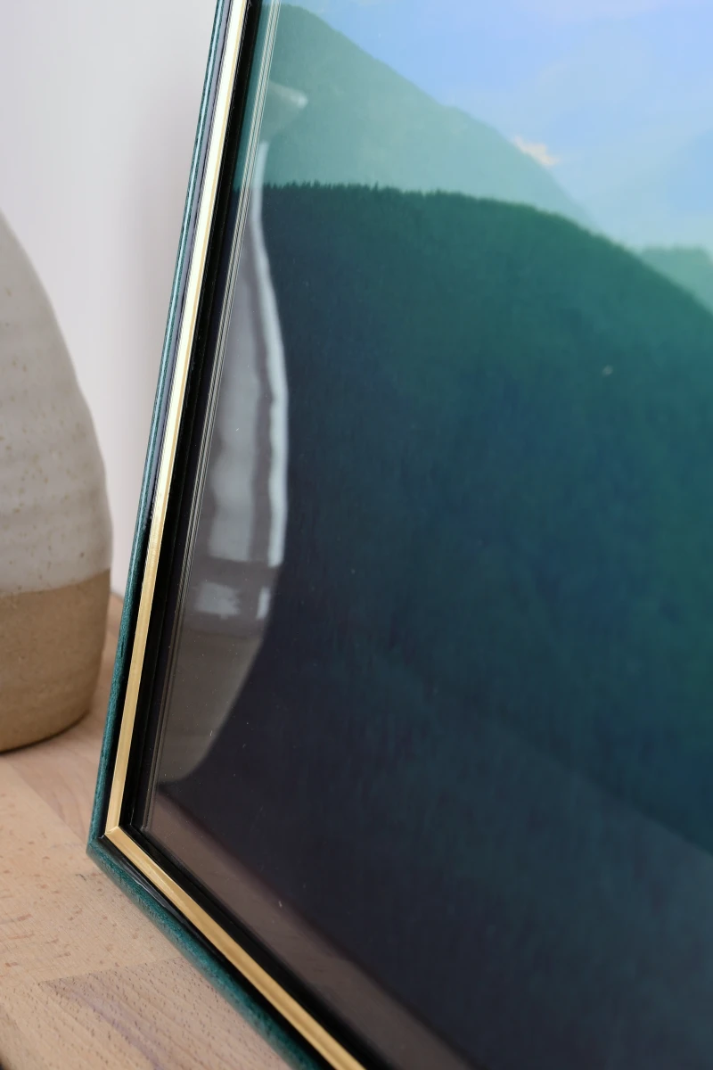 Voici le cadre photo en bois Carina bleu de MonCadrePréféré, présenté en gros plan dans un intérieur cosy. Idéal pour ta déco.