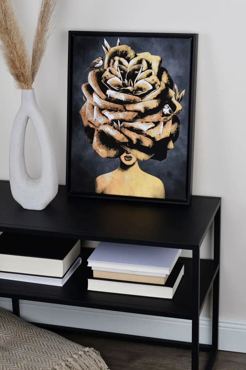Admire le cadre à ombre flottante Julia noir, parfait pour ton salon. Un choix élégant de MonCadrePréféré pour une déco moderne.