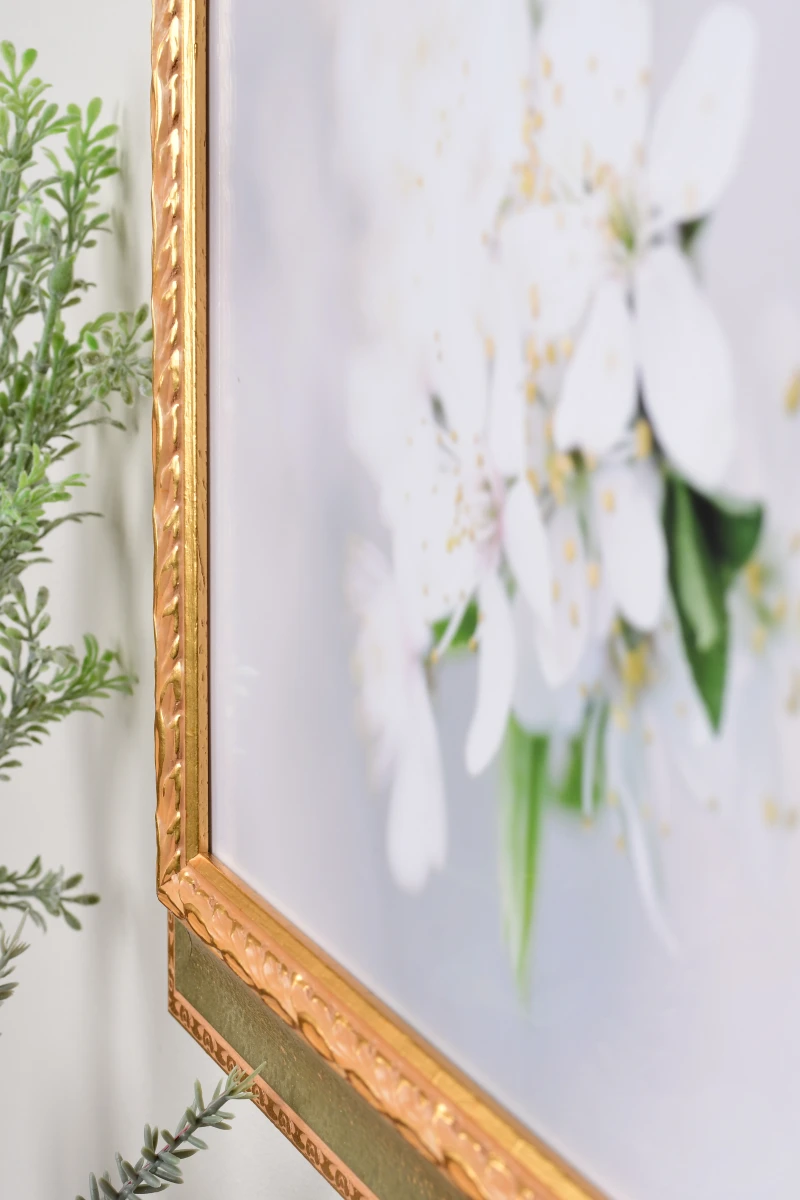 Découvre le cadre photo en bois Olivia argenté de MonCadrePréféré, mis en scène dans un intérieur. Ce gros plan te montre ses finitions élégantes.