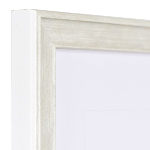 Découvre l'élégance de MonCadrePréféré avec cette vue détaillée de l'angle d'un cadre photo en bois blanc.