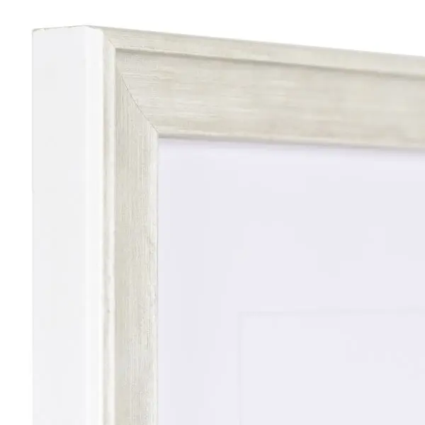 Découvre l'élégance de MonCadrePréféré avec cette vue détaillée de l'angle d'un cadre photo en bois blanc.