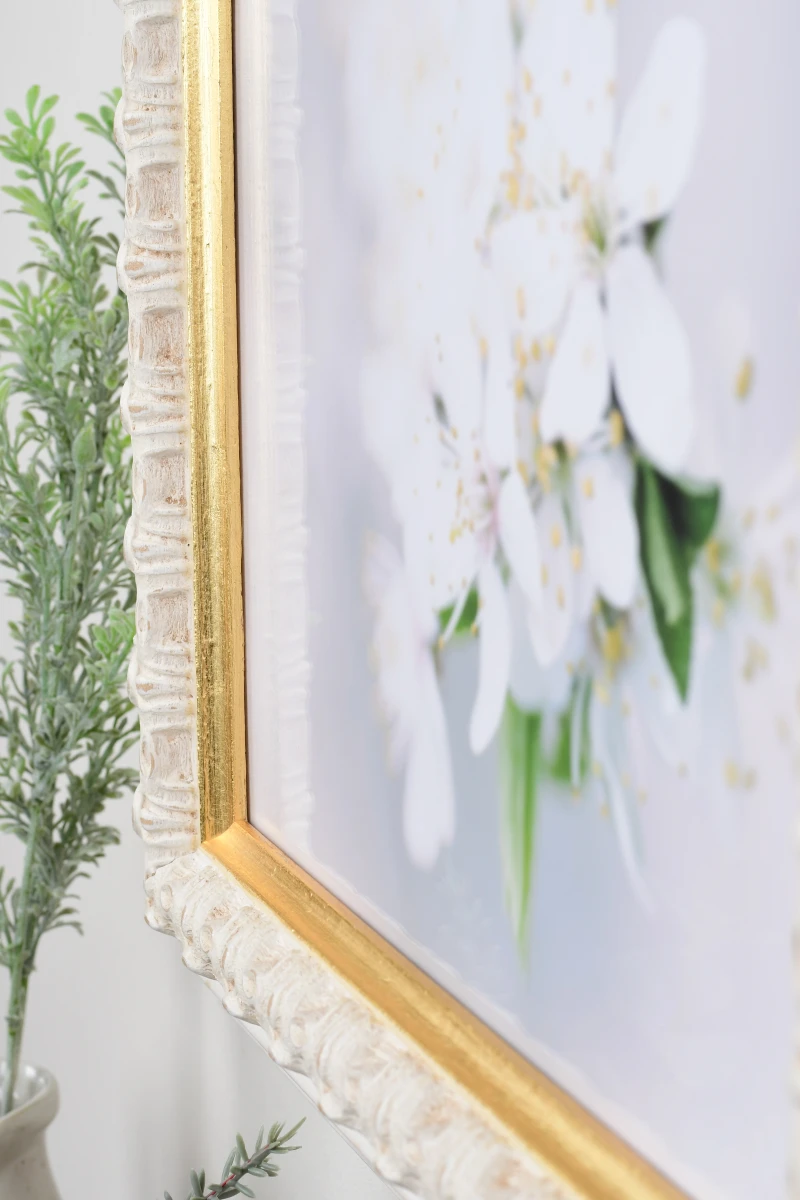 Admire ce cadre photo en bois Victoria blanc de MonCadrePréféré, présenté en gros plan dans un intérieur chaleureux.