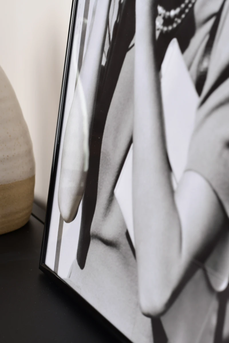 Regarde ce cadre photo Sara en plastique noir. Il s'intègre parfaitement dans ton intérieur, capturé en gros plan par MonCadrePréféré.