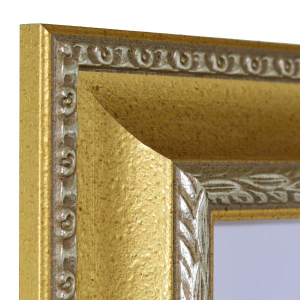 Découvre l'angle détaillé de ce cadre photo en bois doré, antique, avec des ornements baroques. Qualité MonCadrePréféré.