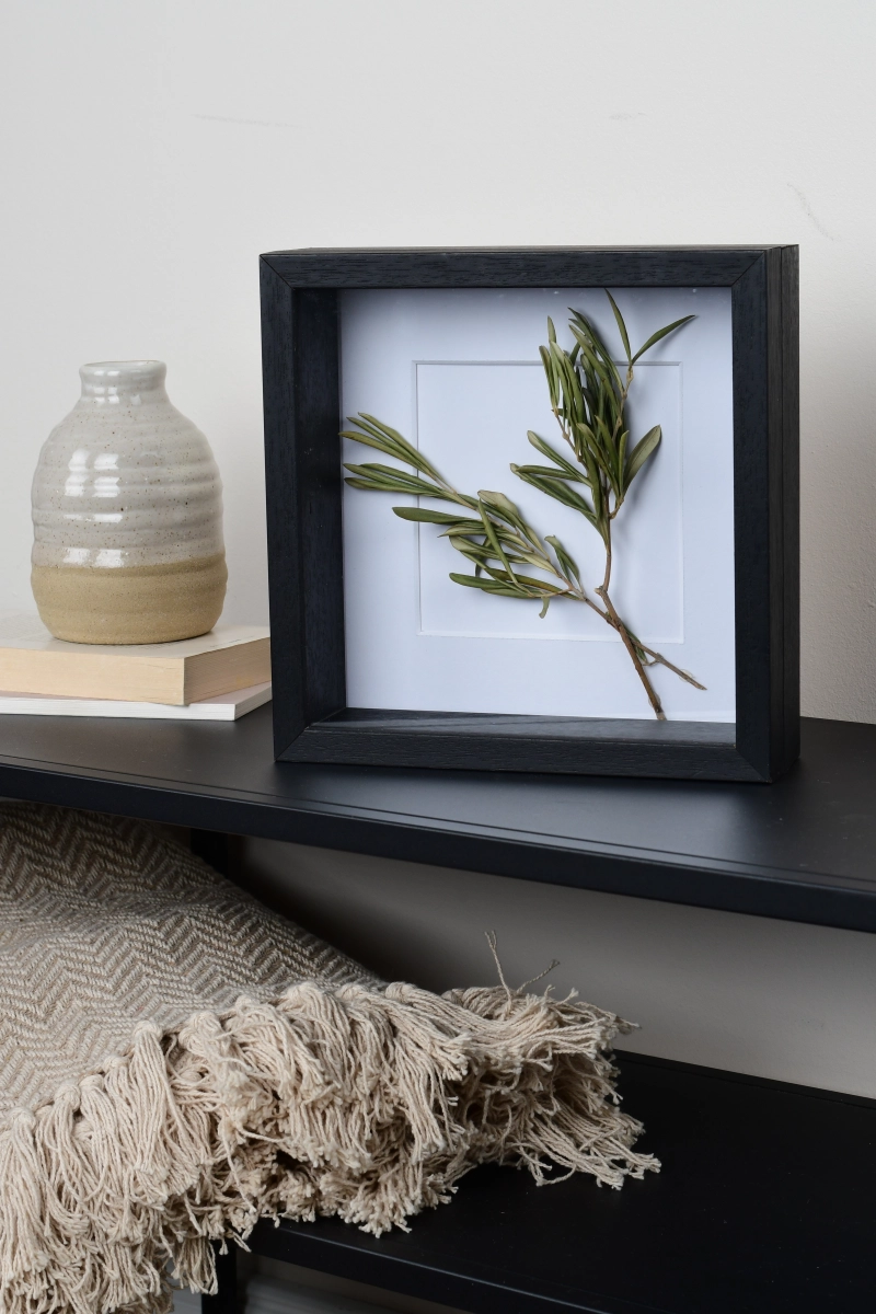 Découvre ce sublime cadre objet noir de MonCadrePréféré. Il s'intègre parfaitement dans ton intérieur, créant une ambiance élégante.