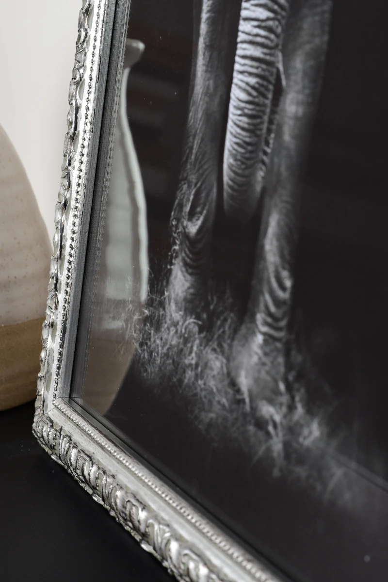 Admire ce cadre photo en bois Stella argenté, capturé en gros plan dans un intérieur chaleureux. Trouve ton cadre idéal chez MonCadrePréféré.