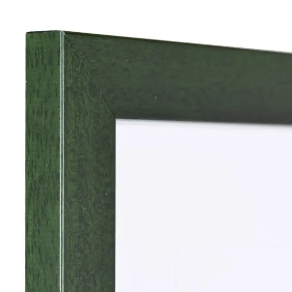 Découvre ce cadre photo en bois Emma vert sapin de MonCadrePréféré. Admire le détail de l'angle, la texture bois visible, la surface lisse et son profil épuré.