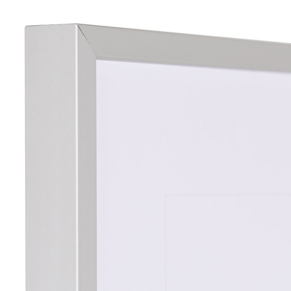 Découvre un gros plan de l'angle de ton cadre Mika en aluminium argenté. Sa finition mate et eloxée est parfaite pour MonCadrePréféré.