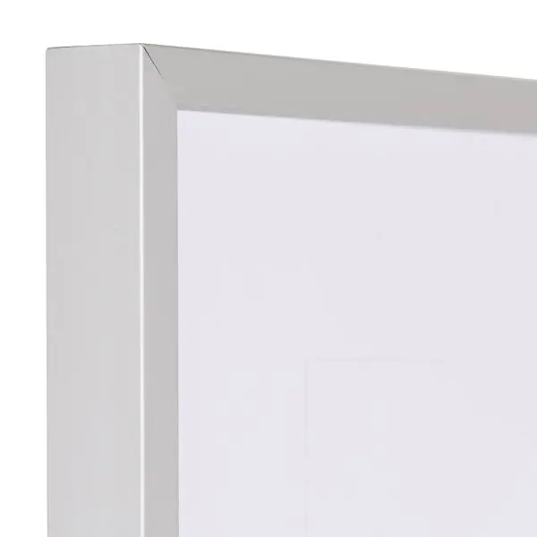 Découvre un gros plan de l'angle de ton cadre Mika en aluminium argenté. Sa finition mate et eloxée est parfaite pour MonCadrePréféré.