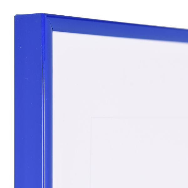Découvre l'angle élégant de ce cadre photo en plastique bleu et mince. Son profil demi-rond est idéal pour tes images.